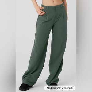 New Alo Yoga Showdown Mid-Rise Trousers  Dark Cactus